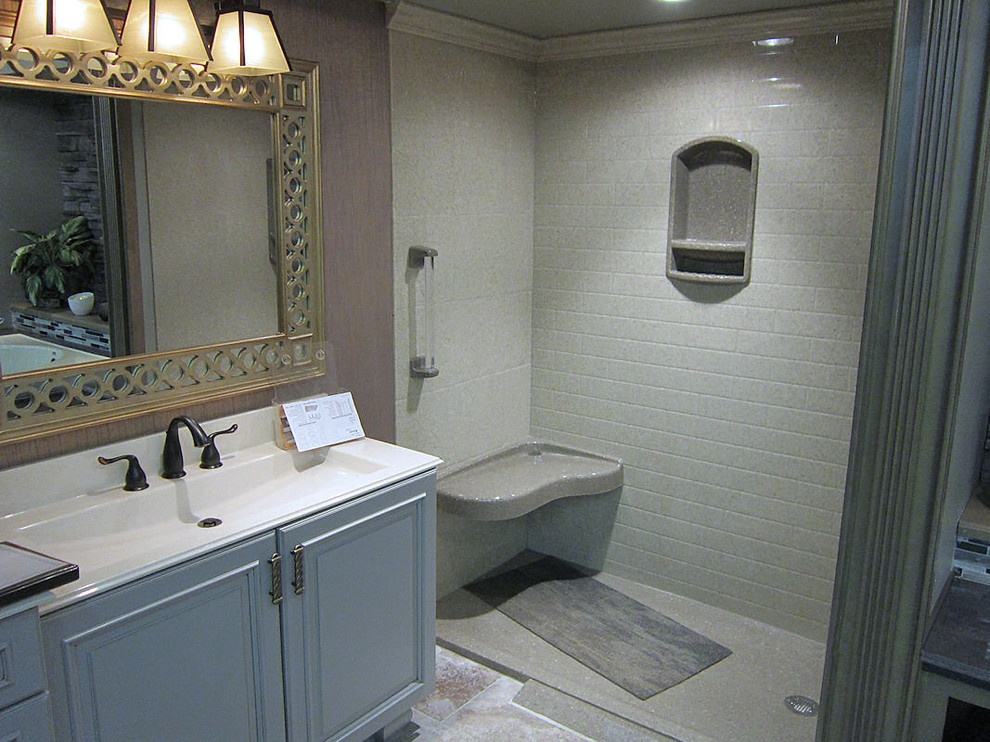 Mittelgroßes Klassisches Badezimmer En Suite in Kansas City