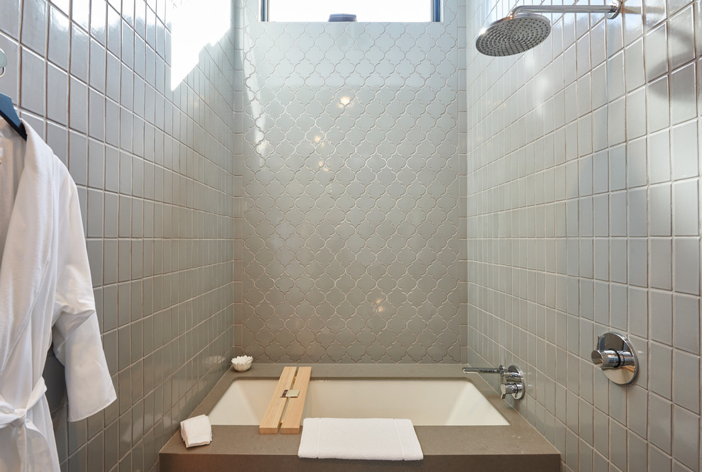 Mittelgroßes Modernes Badezimmer En Suite mit japanischer Badewanne, Duschnische, grauen Fliesen, Keramikfliesen und offener Dusche in Austin