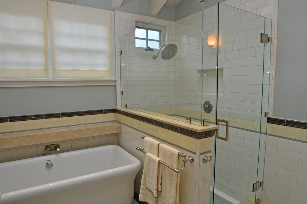 Exemple d'une salle de bain principale éclectique en bois clair de taille moyenne avec un placard à porte plane, une baignoire posée, un combiné douche/baignoire, un carrelage multicolore, un mur beige, un sol en carrelage de céramique, un lavabo encastré, un plan de toilette en quartz modifié et une cabine de douche à porte coulissante.