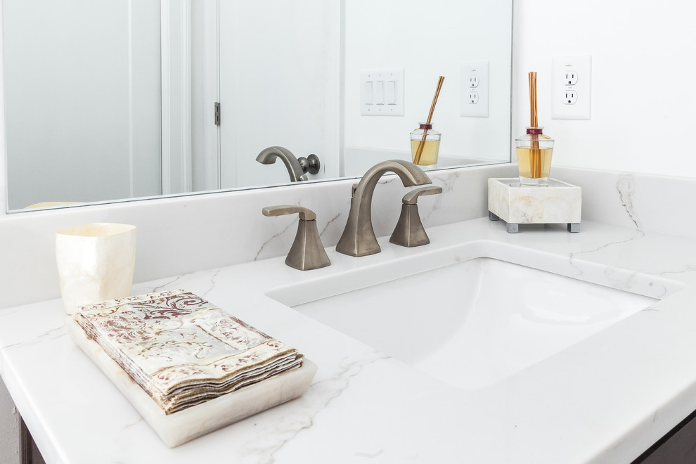 Idéer för ett litet modernt vit badrum, med en öppen dusch, porslinskakel, klinkergolv i porslin, ett undermonterad handfat, bänkskiva i kvarts och vitt golv