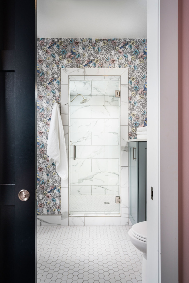 Exemple d'une douche en alcôve chic de taille moyenne pour enfant avec un placard à porte shaker, des portes de placard grises, un mur multicolore, un sol en carrelage de porcelaine, un lavabo encastré, un sol blanc, une cabine de douche à porte battante, un plan de toilette blanc et un plan de toilette en quartz modifié.