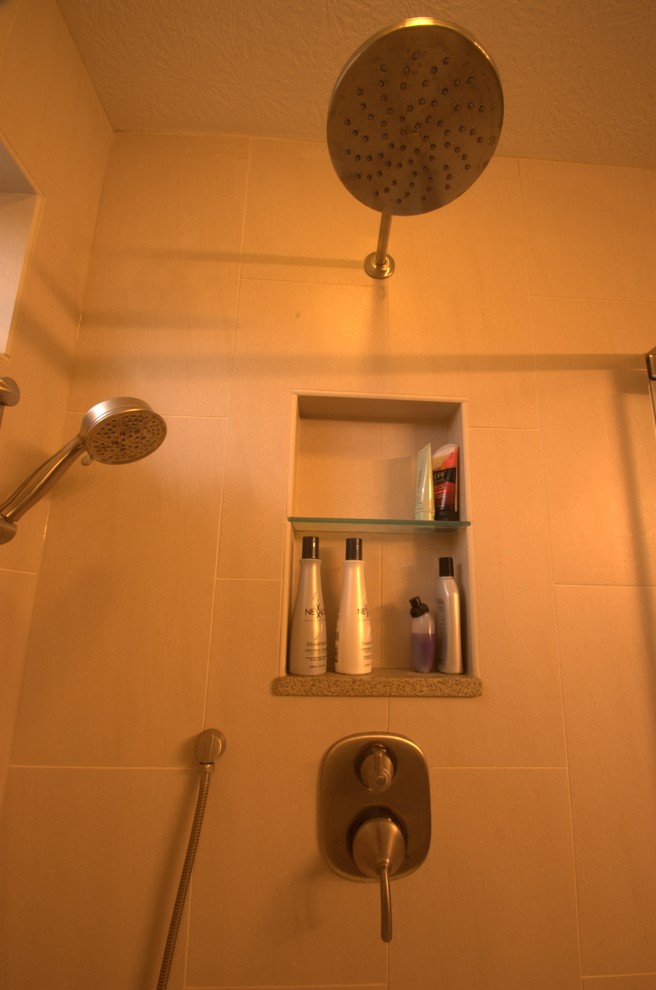 Inspiration för mellanstora rustika en-suite badrum, med ett undermonterad handfat, bänkskiva i kvarts, beige kakel, porslinskakel, gröna väggar och linoleumgolv