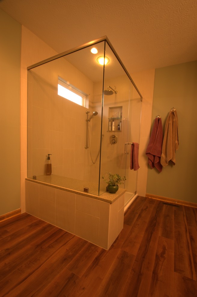 コロンバスにある中くらいなラスティックスタイルのおしゃれなマスターバスルーム (アンダーカウンター洗面器、クオーツストーンの洗面台、ベージュのタイル、磁器タイル、緑の壁、リノリウムの床) の写真