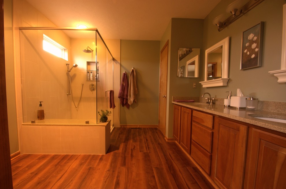 Immagine di una stanza da bagno padronale stile rurale di medie dimensioni con lavabo sottopiano, top in quarzo composito, piastrelle beige, piastrelle in gres porcellanato, pareti verdi e pavimento in linoleum