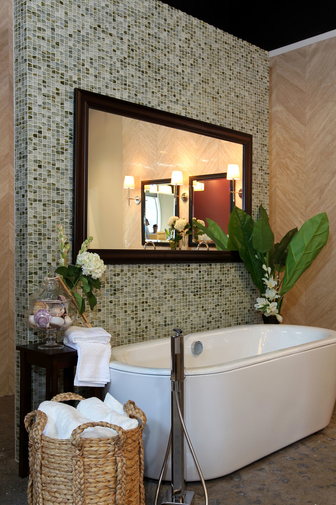 Пример оригинального дизайна: большая главная ванная комната в стиле неоклассика (современная классика) с фасадами островного типа, темными деревянными фасадами, отдельно стоящей ванной, открытым душем, инсталляцией, бежевой плиткой, плиткой из листового стекла, бежевыми стенами, бетонным полом, врезной раковиной, столешницей из известняка, серым полом и открытым душем