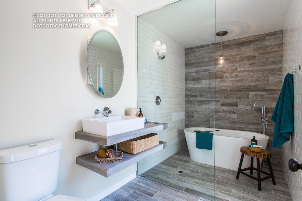 Inredning av ett klassiskt mellanstort en-suite badrum, med ett fristående badkar, en dusch i en alkov, vit kakel, tunnelbanekakel, vita väggar, klinkergolv i keramik och bänkskiva i betong