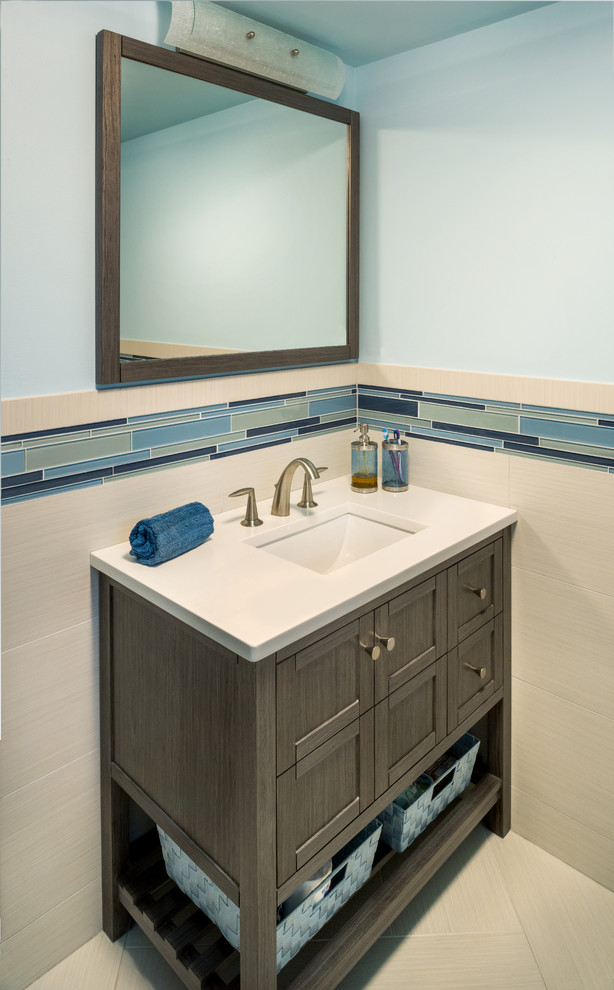 Aménagement d'une petite salle d'eau rétro avec un placard à porte shaker, des portes de placard grises, un carrelage blanc, des carreaux de porcelaine, un mur bleu, un sol en carrelage de porcelaine, un plan de toilette en quartz modifié et un sol blanc.
