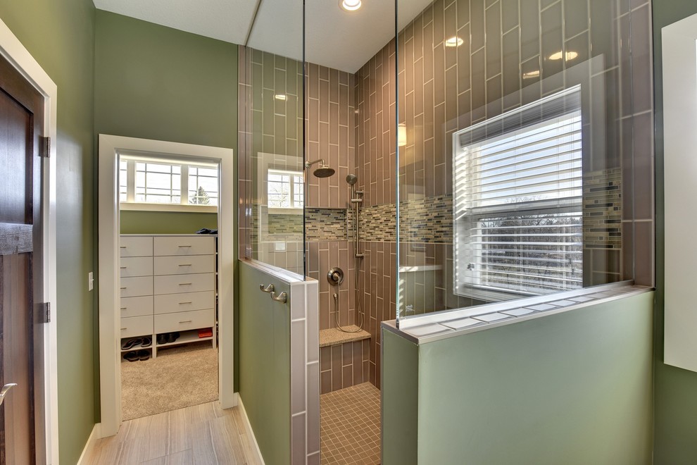 Diseño de cuarto de baño de estilo americano con lavabo encastrado, armarios con paneles empotrados, puertas de armario de madera clara, encimera de granito, ducha esquinera, baldosas y/o azulejos marrones, baldosas y/o azulejos de cemento y paredes verdes
