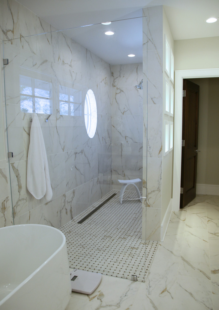 Exempel på ett mellanstort modernt vit vitt en-suite badrum, med släta luckor, skåp i mörkt trä, ett fristående badkar, en öppen dusch, en toalettstol med hel cisternkåpa, brun kakel, keramikplattor, beige väggar, klinkergolv i keramik, ett undermonterad handfat, bänkskiva i kvartsit, beiget golv och med dusch som är öppen