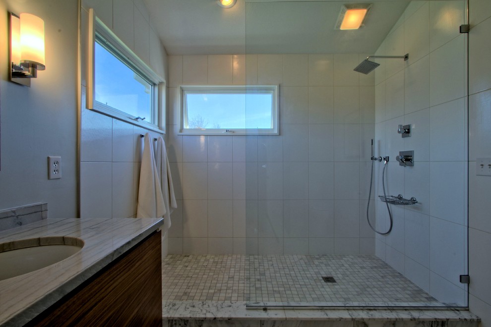 Réalisation d'une salle de bain design en bois brun avec un lavabo encastré, un placard à porte plane, un plan de toilette en quartz, une douche ouverte, un carrelage blanc et des carreaux de céramique.