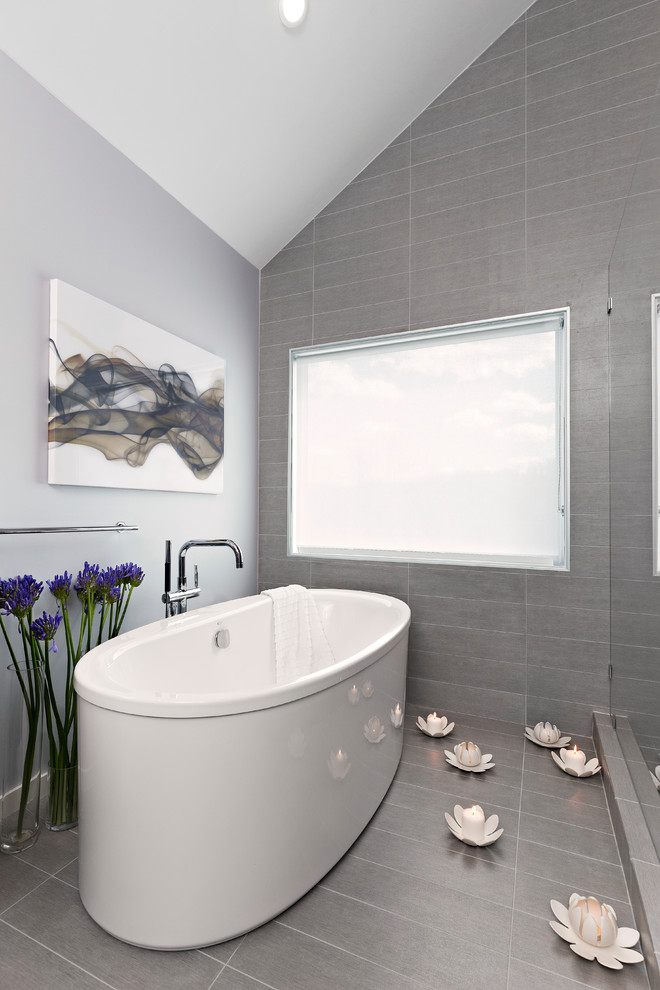 Источник вдохновения для домашнего уюта: маленькая главная ванная комната в современном стиле с плоскими фасадами, темными деревянными фасадами, отдельно стоящей ванной, унитазом-моноблоком, разноцветной плиткой, стеклянной плиткой, серыми стенами, полом из керамогранита, раковиной с пьедесталом и стеклянной столешницей для на участке и в саду