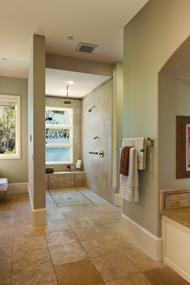 Imagen de cuarto de baño moderno con ducha abierta, baldosas y/o azulejos beige, paredes verdes y suelo de mármol