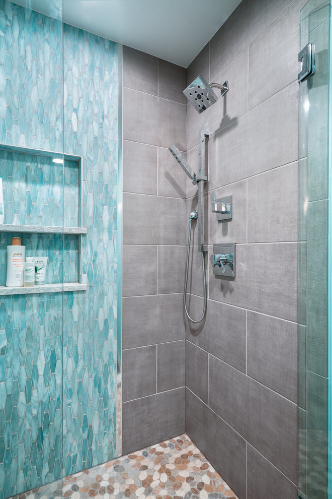 Стильный дизайн: большая главная ванная комната в современном стиле с фасадами с утопленной филенкой, белыми фасадами, отдельно стоящей ванной, душем в нише, унитазом-моноблоком, синей плиткой, керамической плиткой, серыми стенами, полом из винила, настольной раковиной, столешницей из искусственного кварца, серым полом и душем с распашными дверями - последний тренд