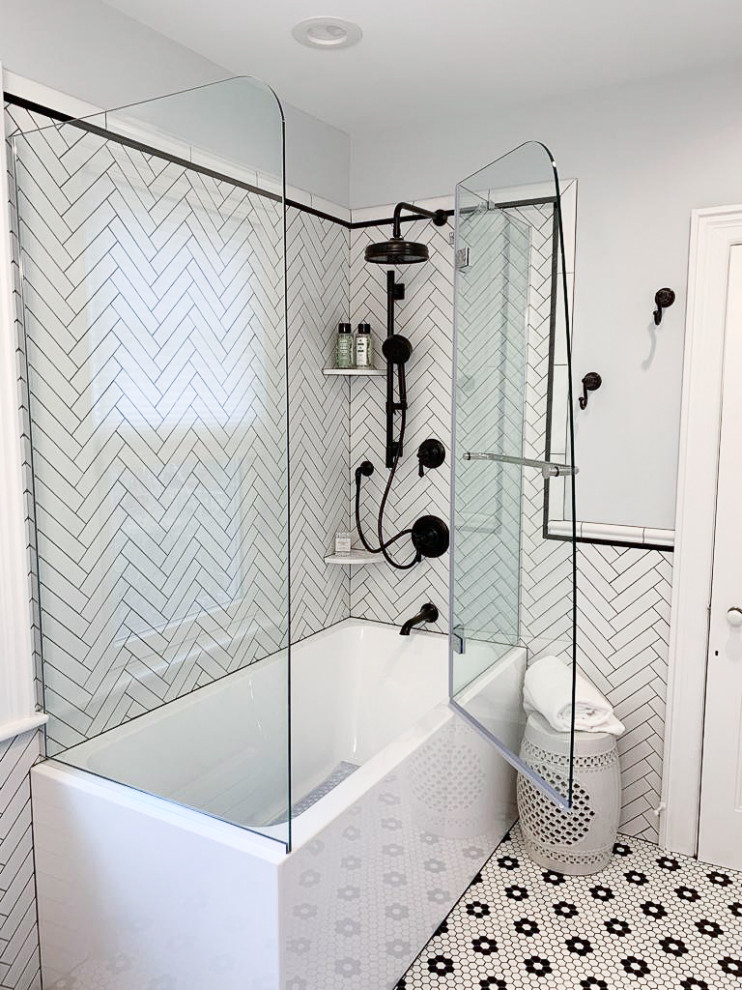 Пример оригинального дизайна: маленькая ванная комната в стиле модернизм с фасадами с утопленной филенкой, темными деревянными фасадами, накладной ванной, угловым душем, раздельным унитазом, черно-белой плиткой, плиткой кабанчик, синими стенами, полом из мозаичной плитки, душевой кабиной, врезной раковиной, мраморной столешницей, разноцветным полом, разноцветной столешницей и душем с распашными дверями для на участке и в саду