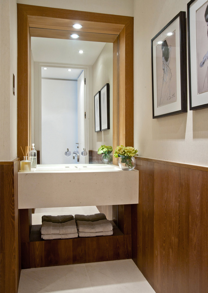 Источник вдохновения для домашнего уюта: маленькая главная ванная комната в современном стиле с открытым душем, белыми стенами, полом из керамической плитки и серым полом для на участке и в саду
