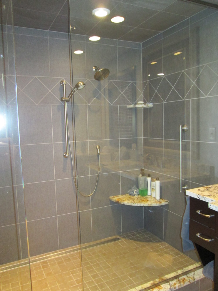 На фото: ванная комната среднего размера в стиле неоклассика (современная классика) с