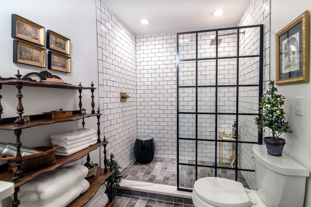 Стильный дизайн: главная ванная комната среднего размера в стиле неоклассика (современная классика) с белой плиткой, плиткой кабанчик, белыми стенами, полом из керамической плитки, серым полом, открытым душем, душем в нише и раздельным унитазом - последний тренд