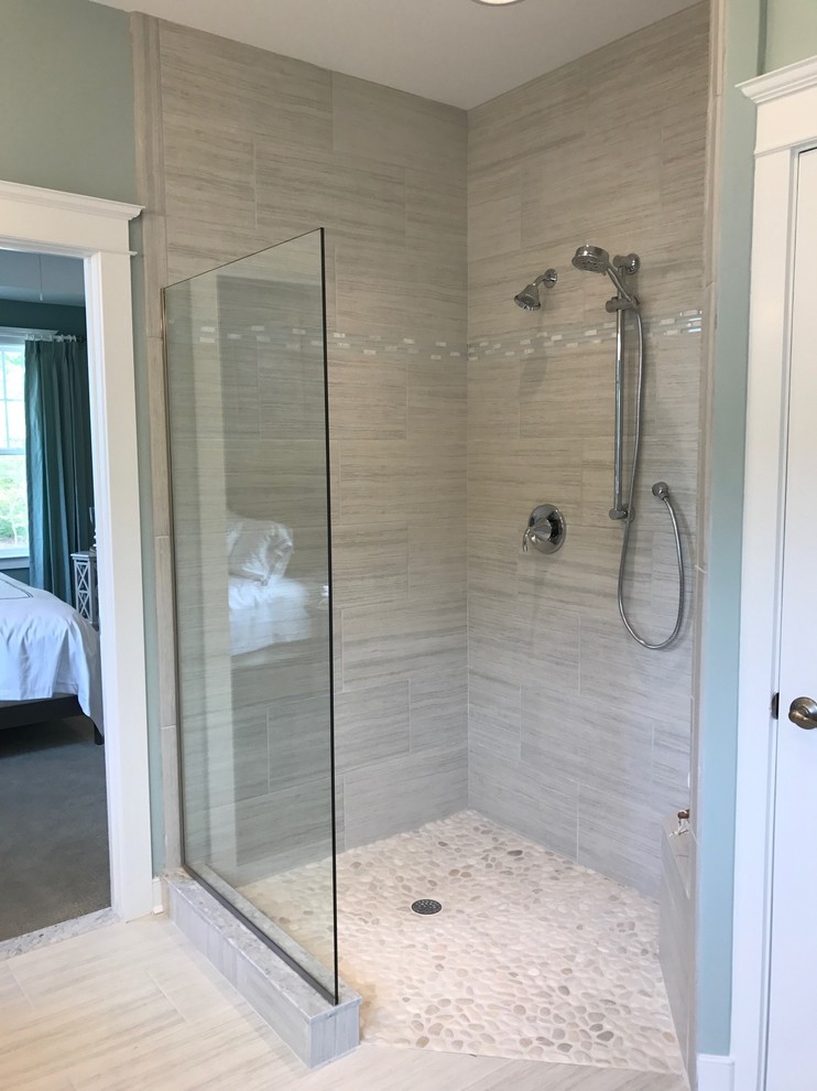 Inredning av ett maritimt mellanstort en-suite badrum, med luckor med infälld panel, grå skåp, ett hörnbadkar, en kantlös dusch, grå kakel, keramikplattor, gröna väggar, klinkergolv i keramik, ett integrerad handfat, marmorbänkskiva, grått golv och med dusch som är öppen