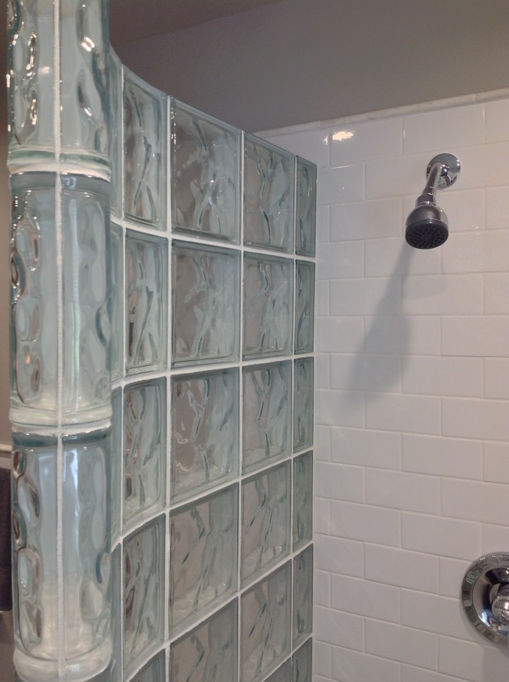 Esempio di una stanza da bagno padronale stile marinaro di medie dimensioni con doccia aperta, piastrelle bianche, piastrelle diamantate e pareti bianche
