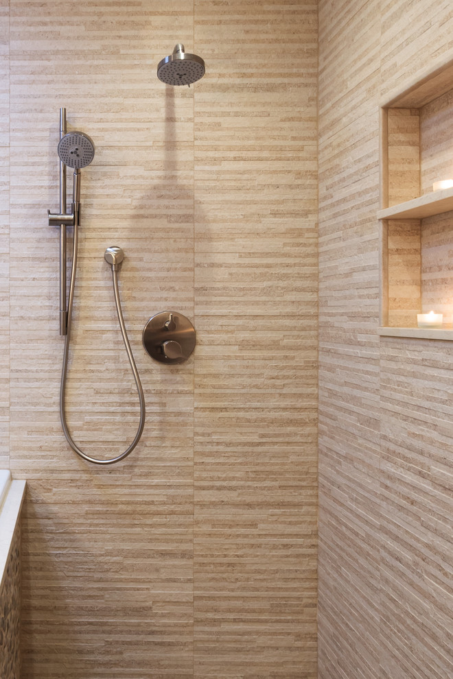 Idéer för stora orientaliska en-suite badrum, med ett undermonterad handfat, släta luckor, skåp i mellenmörkt trä, marmorbänkskiva, en öppen dusch, en vägghängd toalettstol, beige kakel, keramikplattor, beige väggar och klinkergolv i keramik