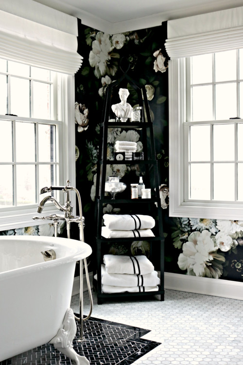 Inredning av ett klassiskt vit vitt en-suite badrum, med vita skåp, ett fristående badkar, svarta väggar, marmorgolv och marmorbänkskiva