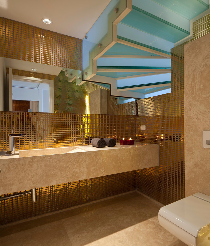 Modern inredning av ett badrum, med ett integrerad handfat och mosaik