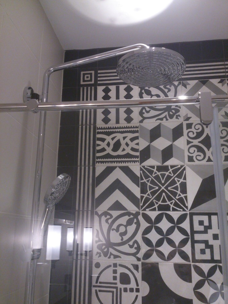 Idee per una stanza da bagno tradizionale con piastrelle multicolore e doccia a filo pavimento