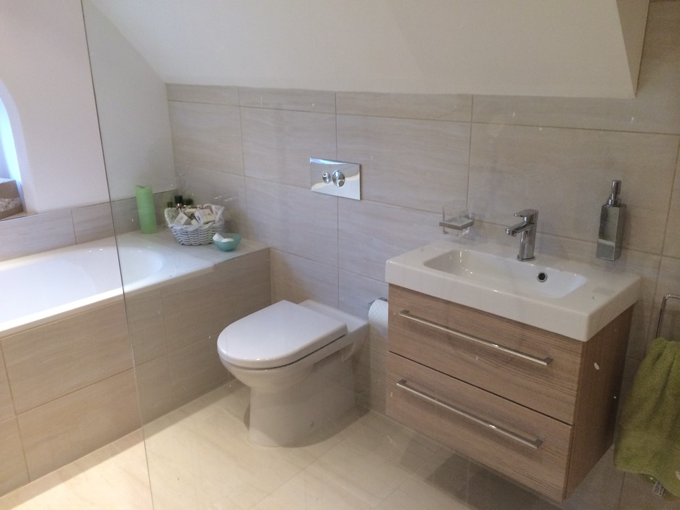 Immagine di una stanza da bagno moderna con vasca da incasso