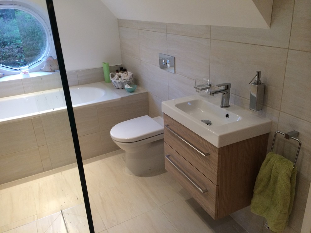 Источник вдохновения для домашнего уюта: ванная комната в стиле модернизм с накладной ванной