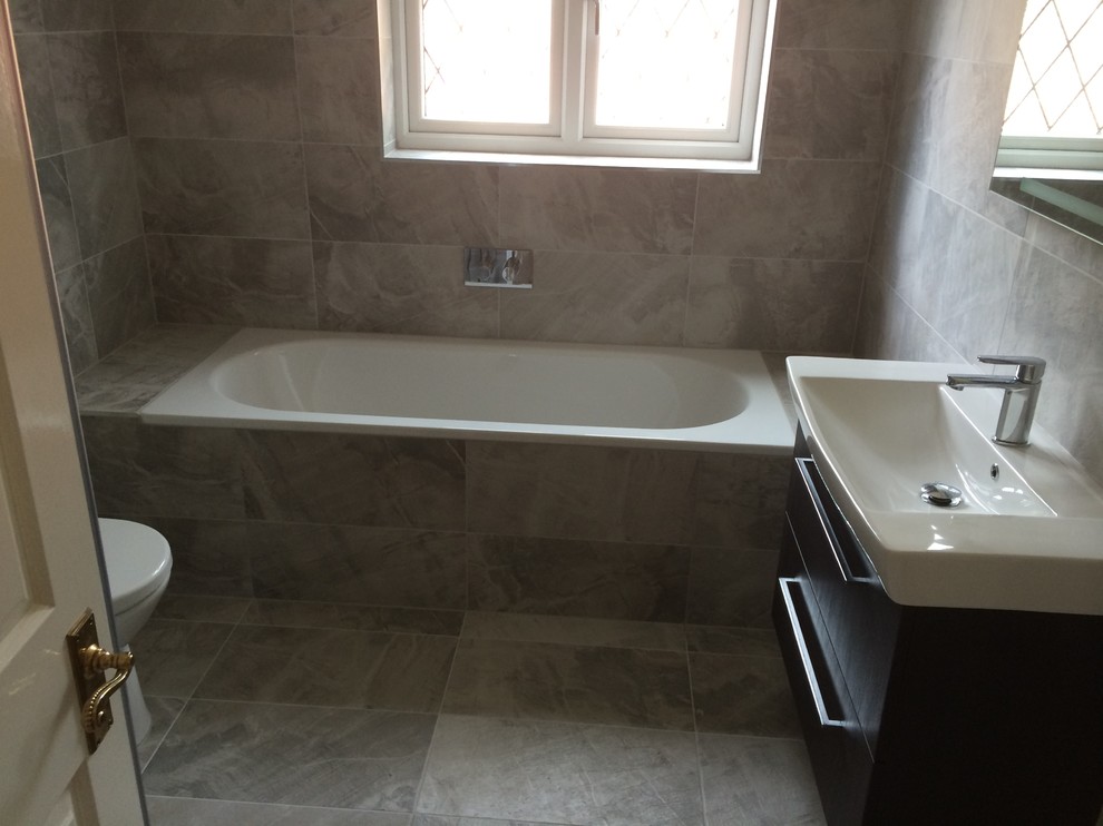 Foto di una stanza da bagno contemporanea con vasca da incasso
