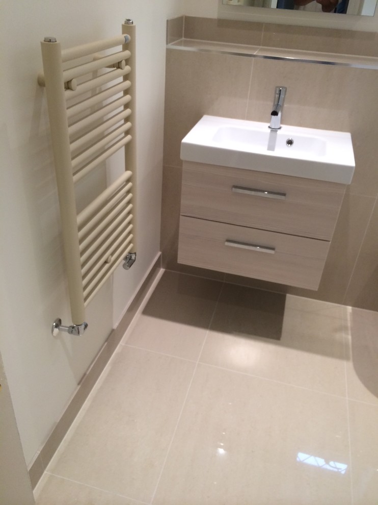 Cette image montre une salle de bain design avec une baignoire posée.