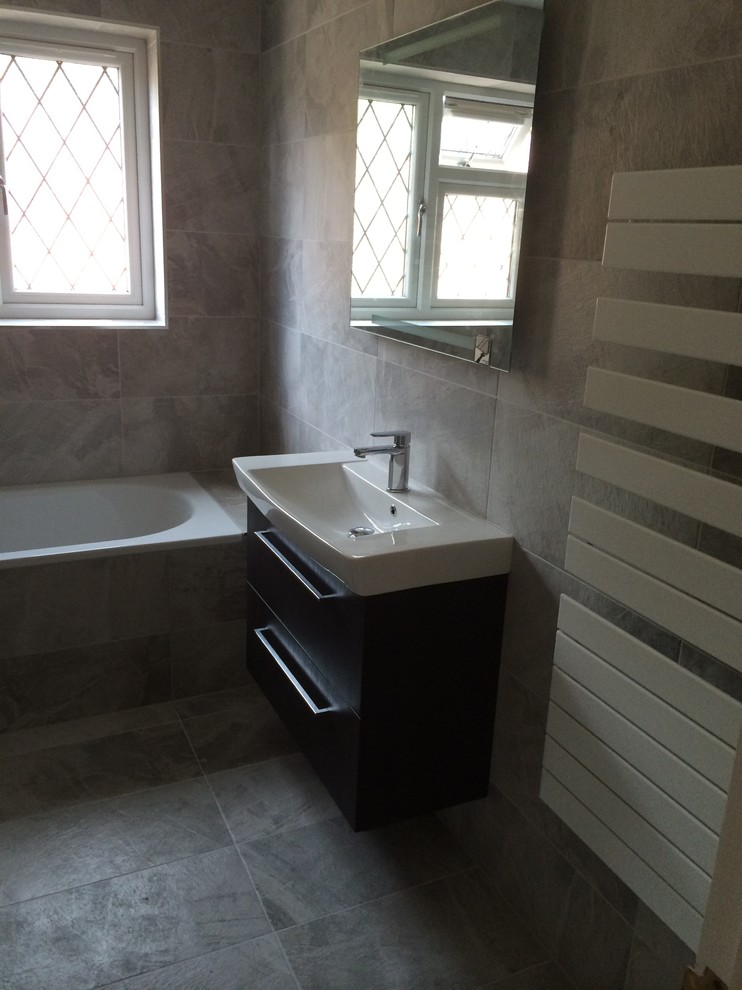 На фото: ванная комната в современном стиле с накладной ванной с