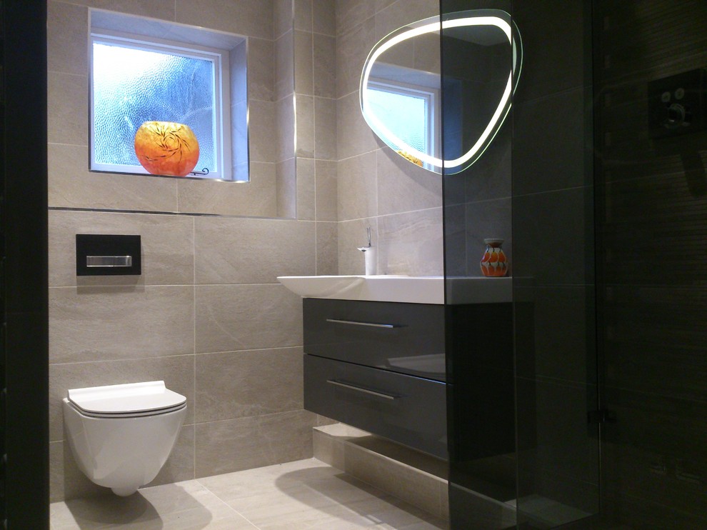 Imagen de cuarto de baño actual de tamaño medio con puertas de armario negras y baldosas y/o azulejos marrones