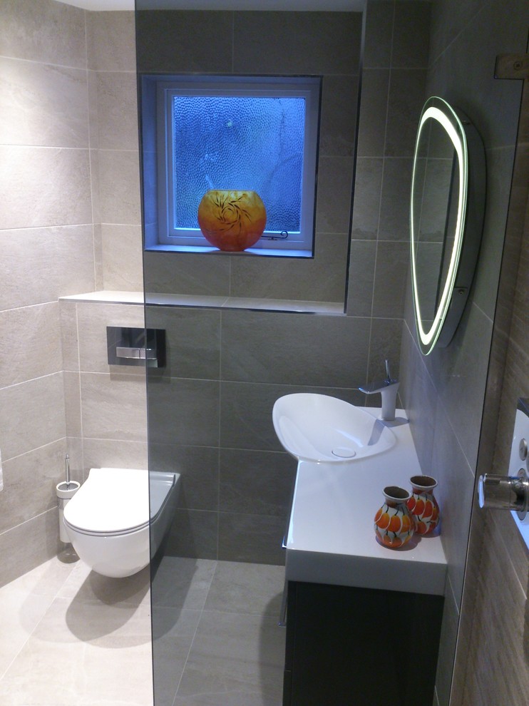 Idee per una stanza da bagno minimal di medie dimensioni con ante nere e piastrelle marroni