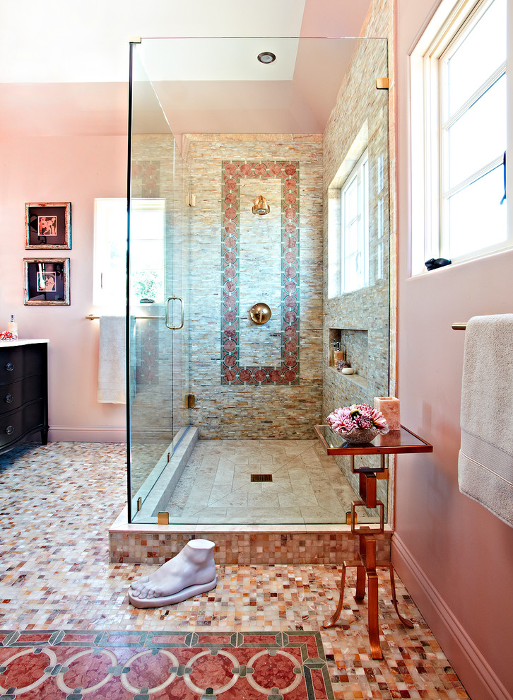 На фото: ванная комната в классическом стиле с угловым душем, бежевой плиткой, коричневой плиткой, розовыми стенами, душевой кабиной и разноцветным полом