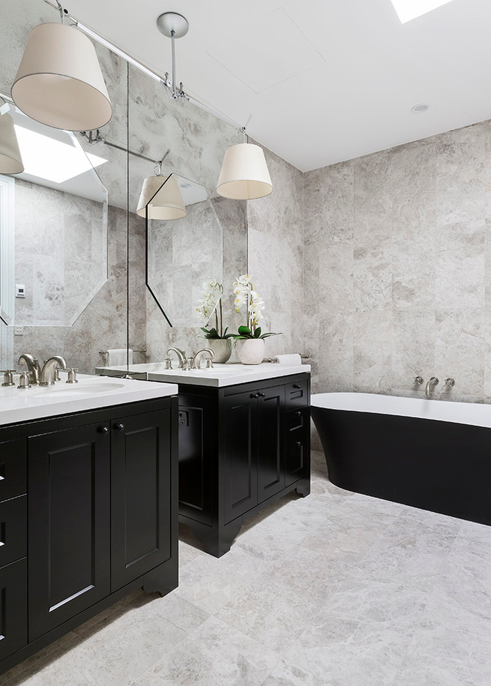 Idéer för ett mellanstort klassiskt badrum, med luckor med infälld panel, svarta skåp och ett fristående badkar