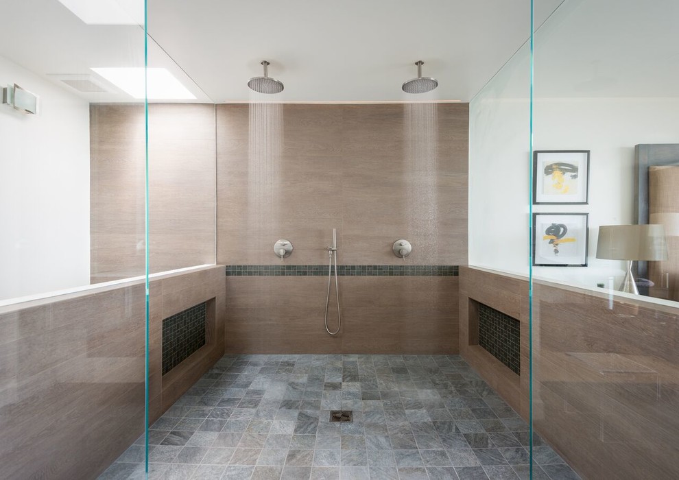 Идея дизайна: главная ванная комната в современном стиле с двойным душем и открытым душем
