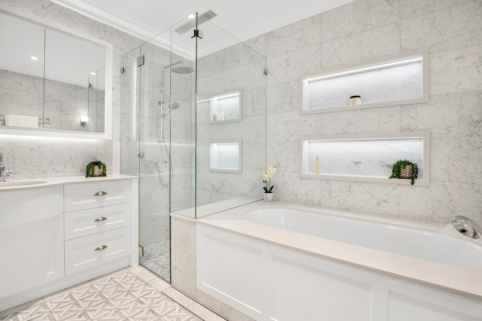 Exempel på ett stort maritimt grå grått badrum för barn, med skåp i shakerstil, vita skåp, ett undermonterat badkar, en hörndusch, grå kakel, marmorkakel, grå väggar, marmorgolv, ett undermonterad handfat, grått golv, dusch med gångjärnsdörr och marmorbänkskiva