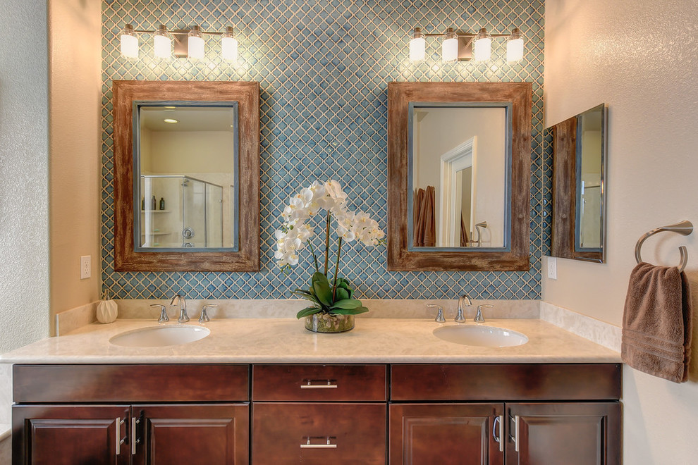 Großes Modernes Badezimmer En Suite mit Schrankfronten mit vertiefter Füllung, dunklen Holzschränken und beiger Wandfarbe in Sacramento