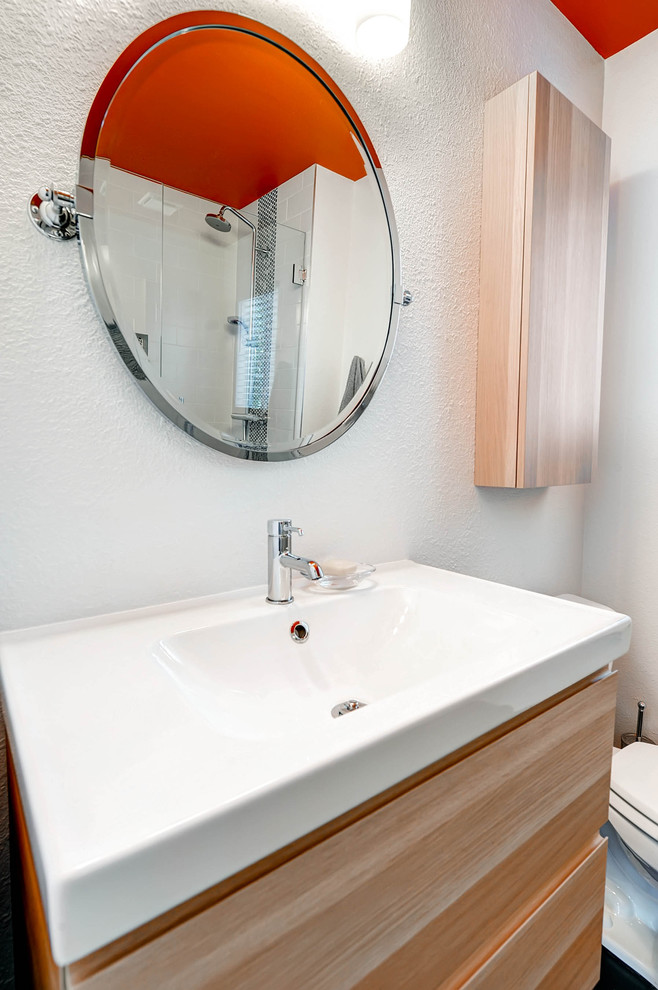 Example of a minimalist bathroom design in Denver