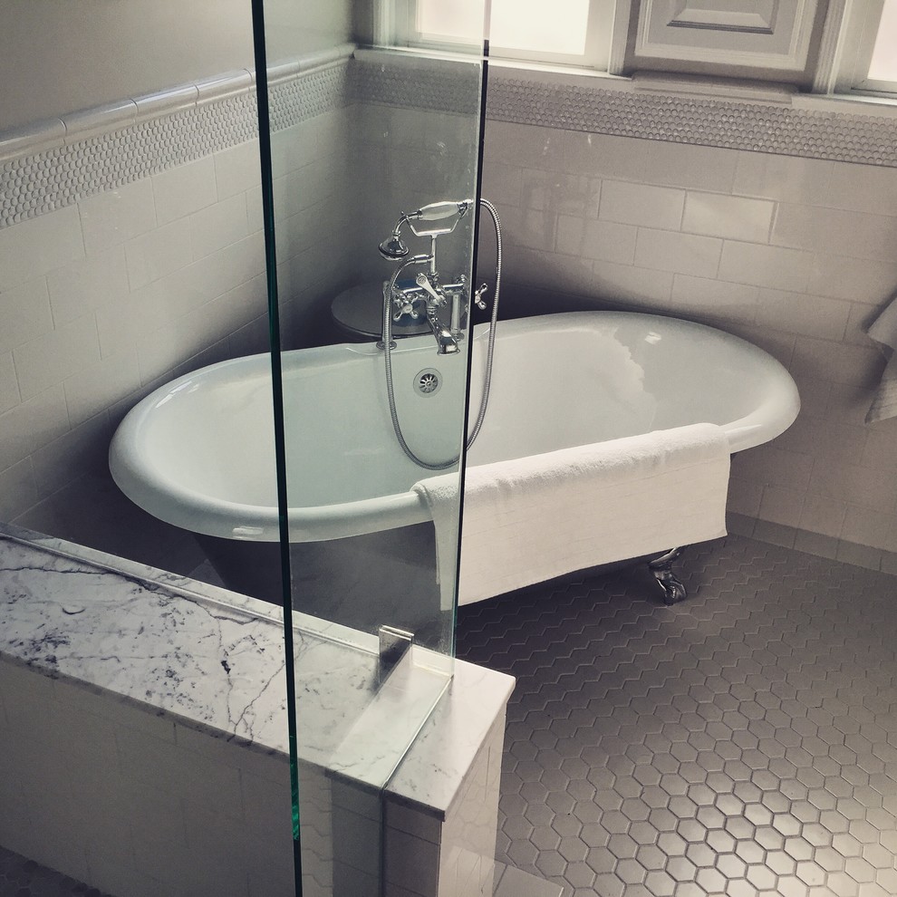 Exemple d'une salle de bain principale moderne de taille moyenne avec un lavabo encastré, des portes de placard blanches, un plan de toilette en granite, une baignoire sur pieds, une douche d'angle, un carrelage blanc, un mur gris et un sol en carrelage de céramique.