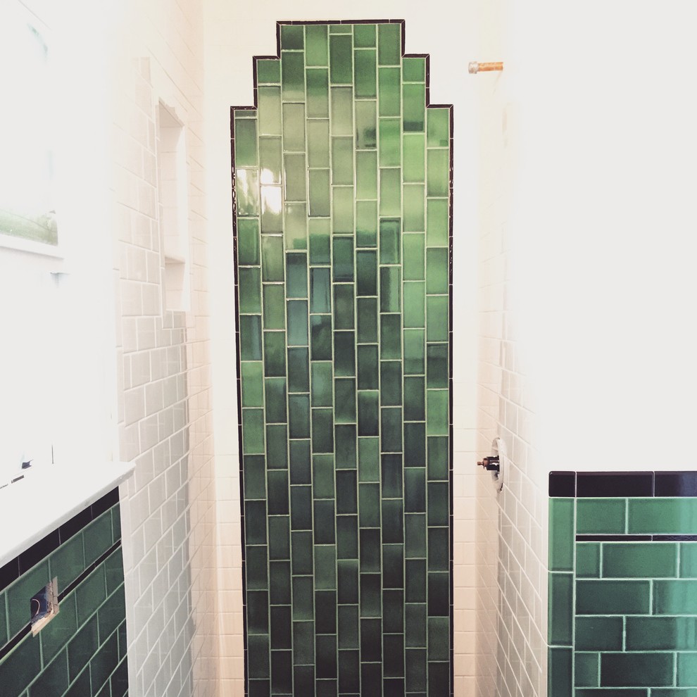 Immagine di una piccola stanza da bagno con doccia con doccia alcova, piastrelle verdi, piastrelle diamantate, pareti bianche e pavimento con piastrelle in ceramica