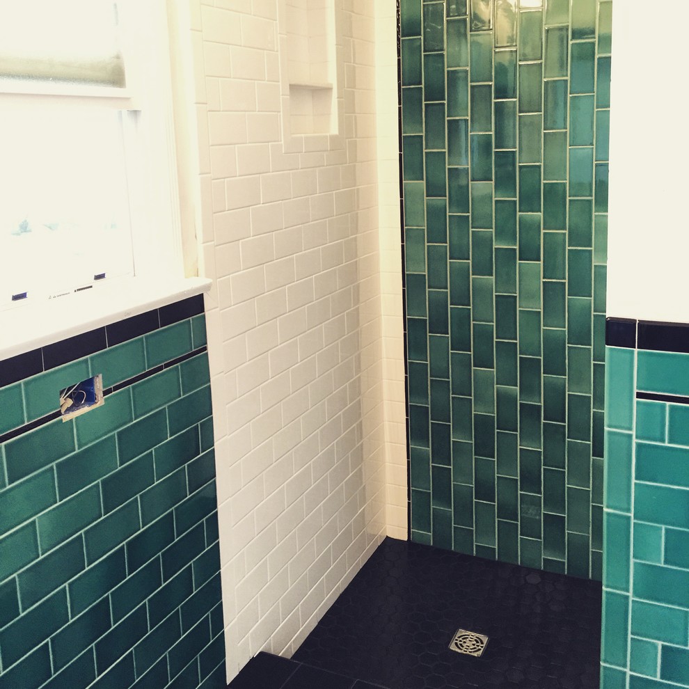 Imagen de cuarto de baño moderno pequeño con ducha empotrada, baldosas y/o azulejos verdes, baldosas y/o azulejos de cemento, paredes blancas, suelo de baldosas de cerámica y aseo y ducha