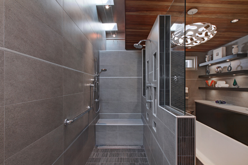 Inspiration för ett mycket stort funkis en-suite badrum, med släta luckor, svarta skåp, ett fristående badkar, en öppen dusch, svart kakel, keramikplattor, grå väggar, betonggolv, ett undermonterad handfat och bänkskiva i kvarts
