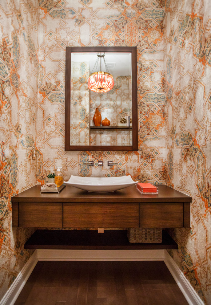 Immagine di una piccola stanza da bagno con doccia classica con ante lisce, ante marroni, pareti multicolore, pavimento in legno massello medio, lavabo a bacinella, top in legno, pavimento marrone e top marrone