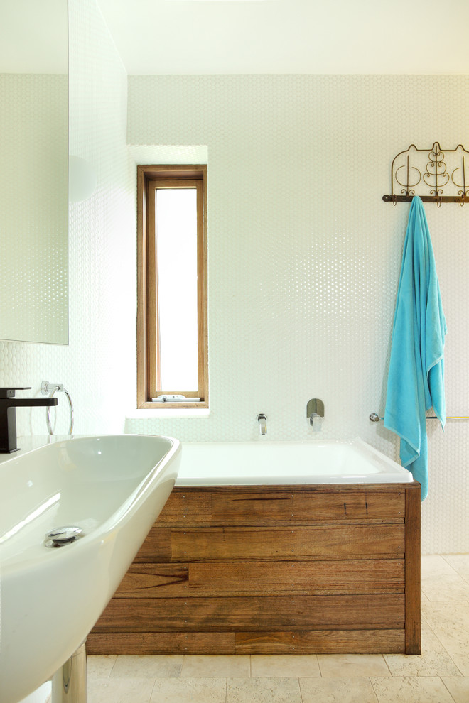 Стильный дизайн: большая ванная комната с подвесной раковиной, плоскими фасадами, искусственно-состаренными фасадами, накладной ванной, белой плиткой, керамической плиткой, белыми стенами и полом из керамической плитки - последний тренд