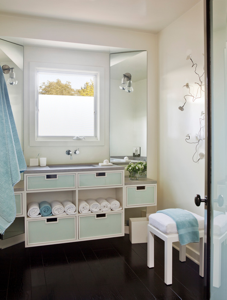 Стильный дизайн: ванная комната в морском стиле с врезной раковиной, синими фасадами, белыми стенами, темным паркетным полом и окном - последний тренд