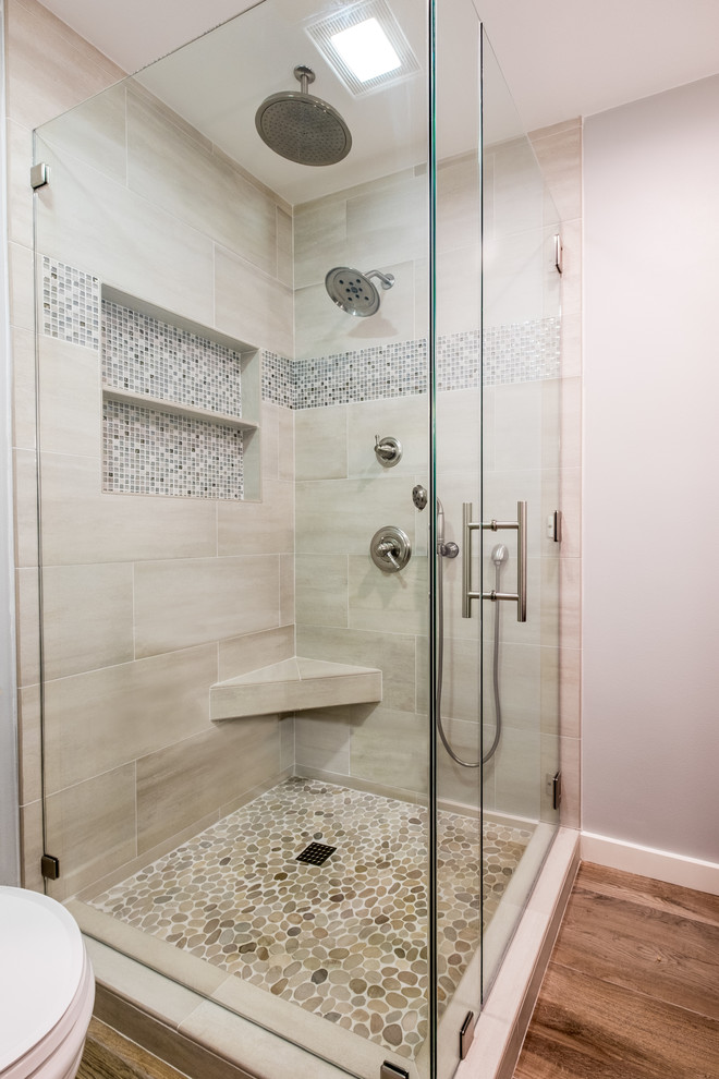 Cette photo montre une salle d'eau chic en bois foncé de taille moyenne avec un placard à porte shaker, une douche d'angle, un carrelage multicolore, mosaïque, un sol en carrelage de porcelaine, un sol marron, un mur gris, un lavabo encastré et un plan de toilette en quartz.