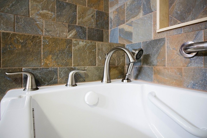 Стильный дизайн: маленькая ванная комната в стиле рустика с фасадами цвета дерева среднего тона и полом из керамогранита для на участке и в саду - последний тренд