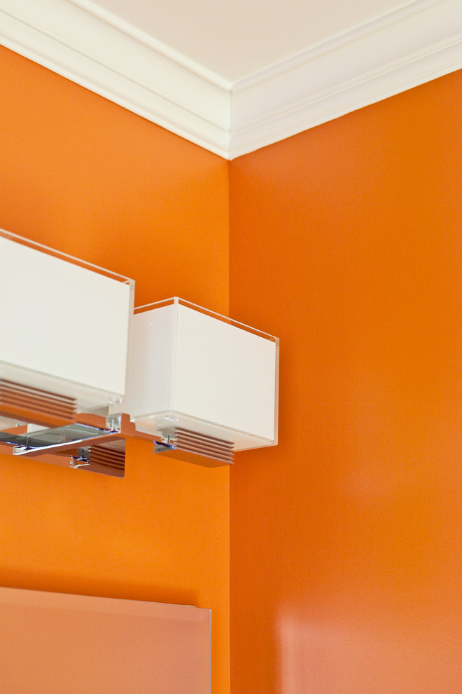 Aménagement d'une salle de bain classique avec un lavabo encastré, un plan de toilette en granite et un mur orange.
